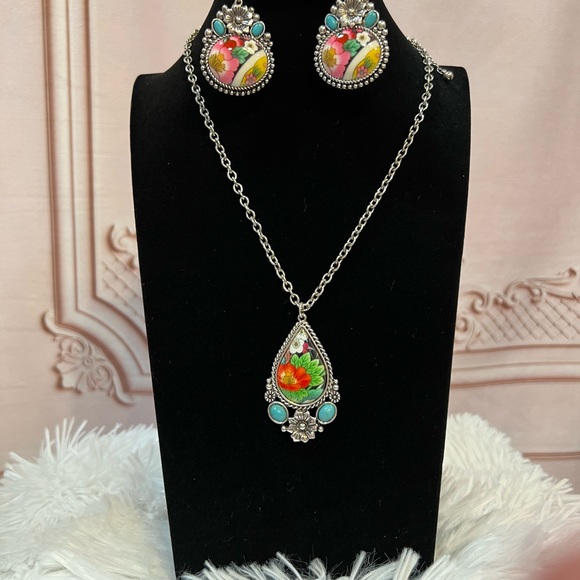 Women’s Set- 18” Floral Teardrop Beaded Necklace with Earrings - Picture 4 of 5